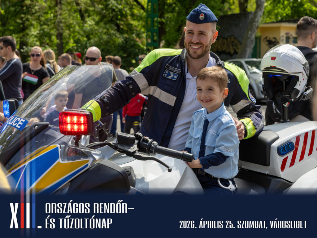 Országos Rendőr- és Tűzoltónap rendezvényen egy mosolygó rendőrmotoros áll egy rendőrségi motorkerékpár mellett, mellette egy kisfiú rendőr egyenruhára emlékeztető öltözékben ül a motoron. A háttérben családok és látogatók láthatók egy parkos környezetben. Az alsó sávban a rendezvény felirata olvasható: ‘XI. Országos Rendőr- és Tűzoltónap’, valamint az időpont és helyszín: 2026. április 25., szombat, Városliget.