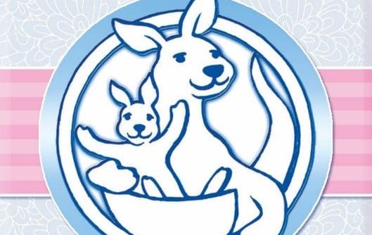 Egyszerű de kedves rajz. Egy kenguru mama, akinek az erszényében egy vidáman olelésre emelt karú kenguru bébi van. A rajz eg világoskék körben van, középen. a háttér halványszürke, középen vízszintesen széles sáv, halványabb és sötétebb rózsaszín csíkokból.