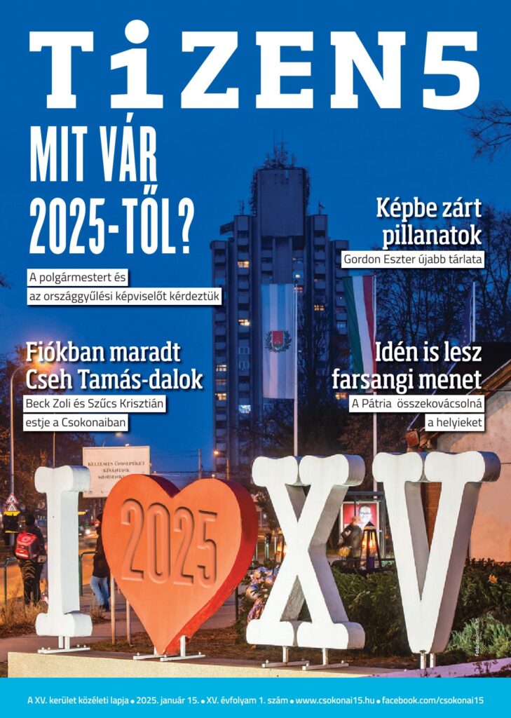 Újság címlap, a cím TIZEN5 alatta balra és jobbra kiemelve címek a tartalomból. Az egész hátterét egy kék tónusú, alkonyati fotó adja, melyen az ikonikus víztoronyház látható, elöl, alul pedig a Fő téri I szív forma XV installáció, ami elől a fotós a felvételt készítette.
