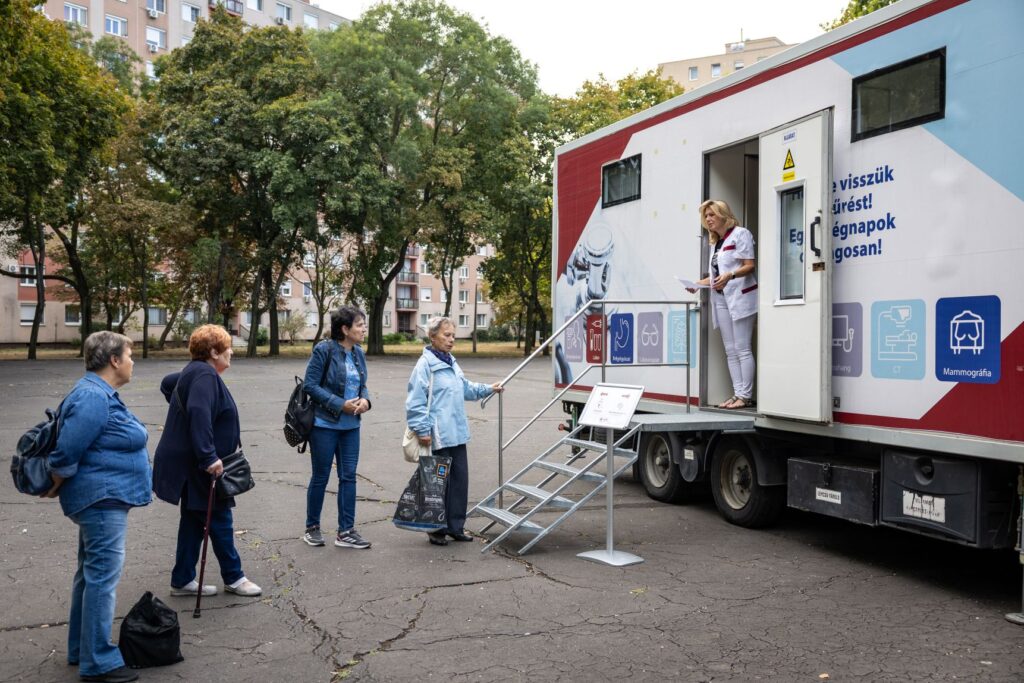 Érdeklődők várakoznak a Nemzedékek parkjában felállított mobil szűrőkamion előtt, ahol prevenciós egészségügyi vizsgálatokat végeztek a közösségi költségvetés támogatásával.