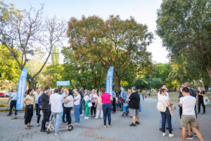 Sokan vettek részt a Fő téren megtartott szabadtéri fogadóórán, ahol a kerület lakói személyesen oszthatták meg kérdéseiket, javaslataikat és észrevételeiket Cserdiné Németh Angéla polgármesterrel, az alpolgármesterekkel és az önkormányzat szakembereivel.