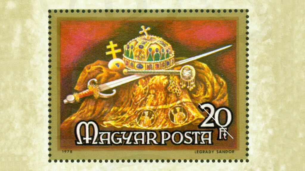A magyar koronázási jelvények élethű, de festett formában, egy bélyeg blokkon.