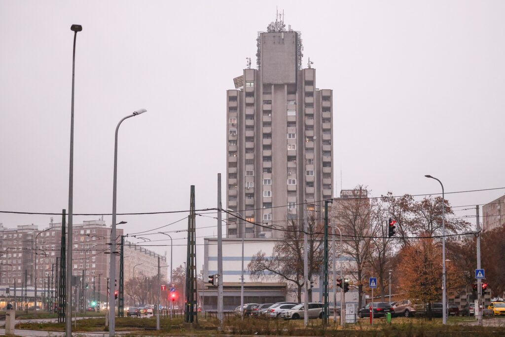 A Nyírpalota út 71. szám alatti Víztoronyház őszi ködben.