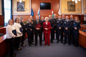 A kerület új díszpolgárai és a Rendvédelmi Szervek Elismerő Oklevél kitüntetettjei az október 23-i ünnepi közgyűlésen, a polgármesteri hivatal dísztermében.