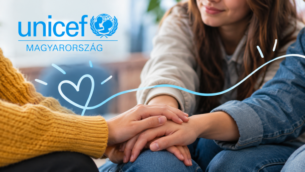 Unicef emblémás kép. A középpontban egy farmernadrágos térden 3 személhez tartozó kéz van egymásra helyezve, az összefogás jelképeként. Balról 2 narancssárga pulcsis kéz, aztán egy drapp felsős és egy farmeringes.