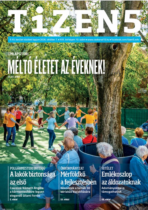 A TiZEN5 2026. októberi lapszámának címlapja. A képen idősebb emberek egy parkban közös mozgásprogramon vesznek részt egy nagy fa árnyékában. A címlapsztori címe: „Méltó életet az éveknek!”. A címlapon további kiemelt témák szerepelnek a lakók biztonságáról, a tervezett bérlakásfejlesztésről és a Hitélet Emlékoszlop támogatásáról.