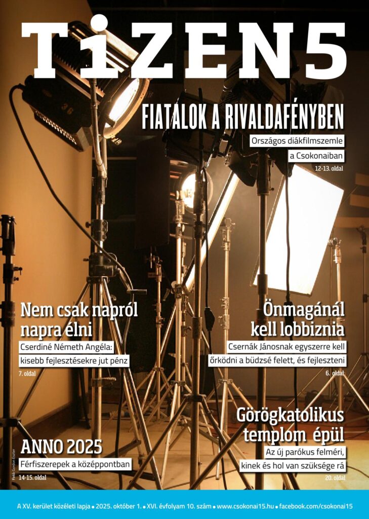 Címlap, a belső tartalmat ajánló feliratokkal. Az egész kép barnás tónusú, több, lábon álló reflektor, színpadi világítás van rajta. Olyan, minbtha egy színpad mögötti részt látnánk.